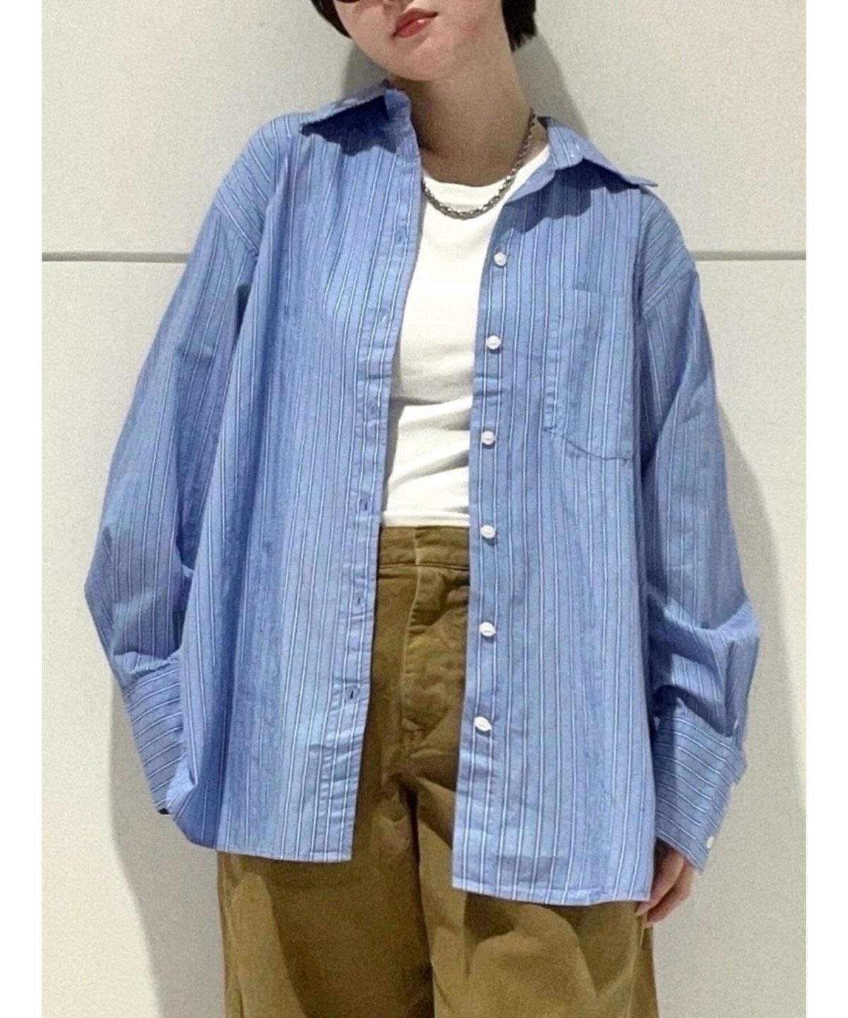 パンツコーデの女性