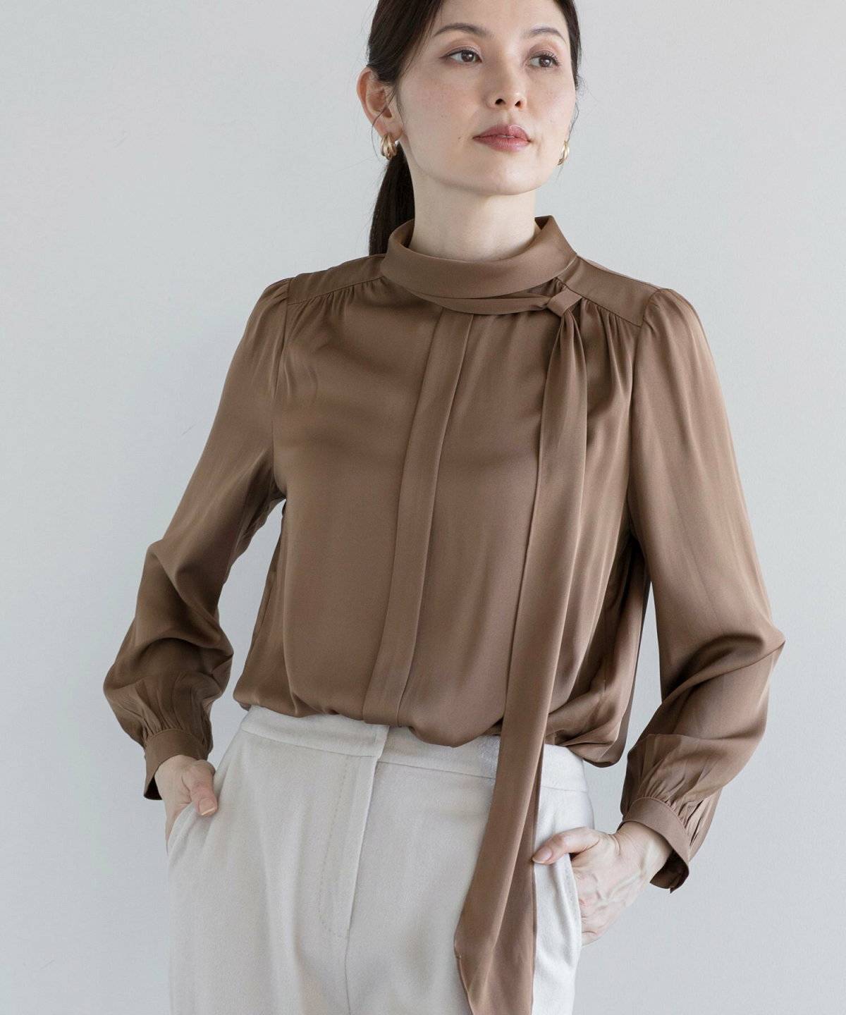 パンツコーデの女性