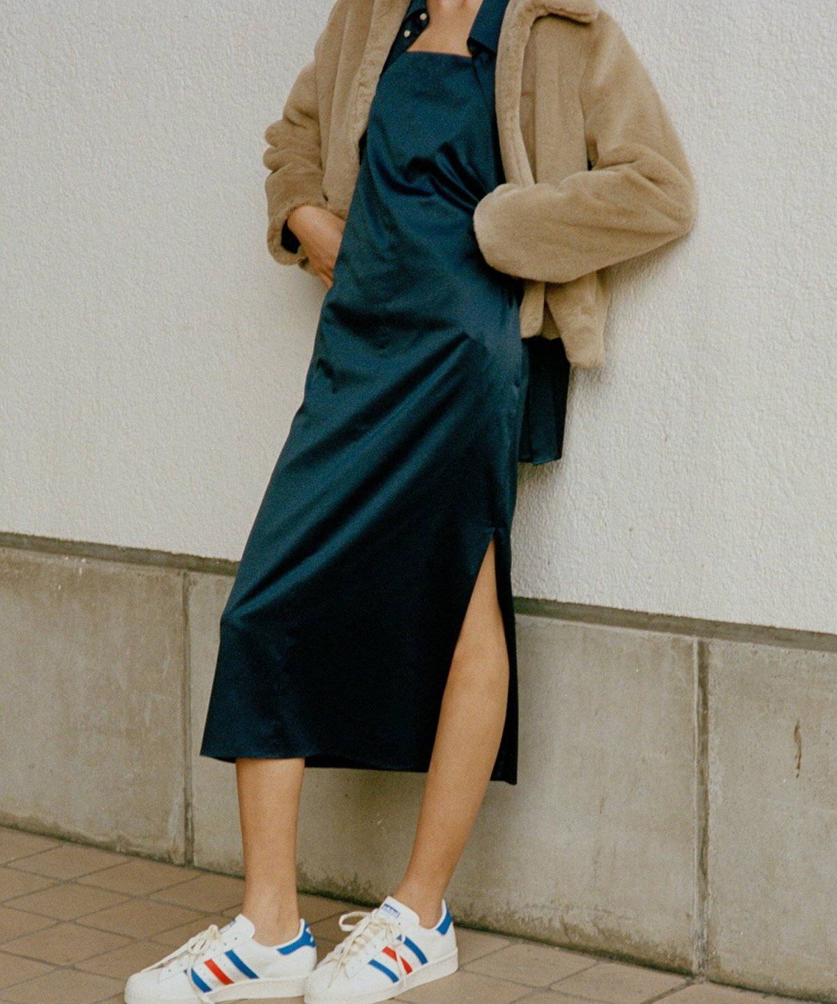 ワンピースコーデの女性