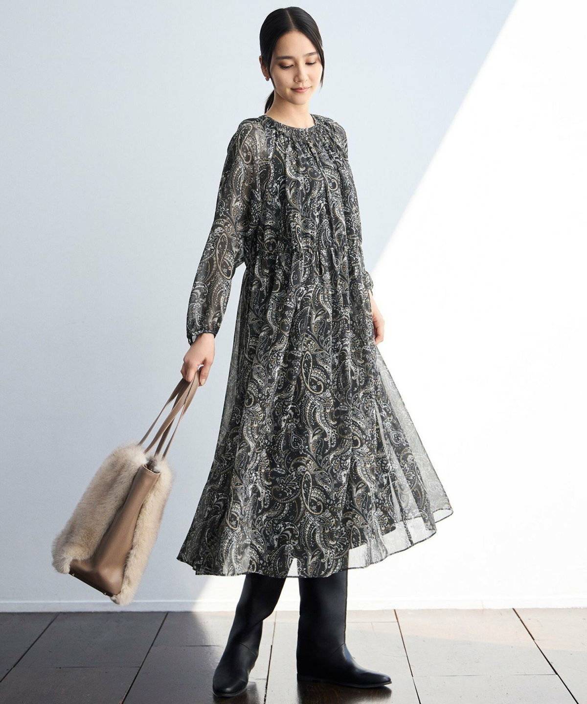 スカートコーデの女性