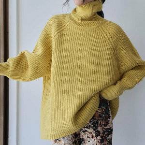  パンツコーデの女性 