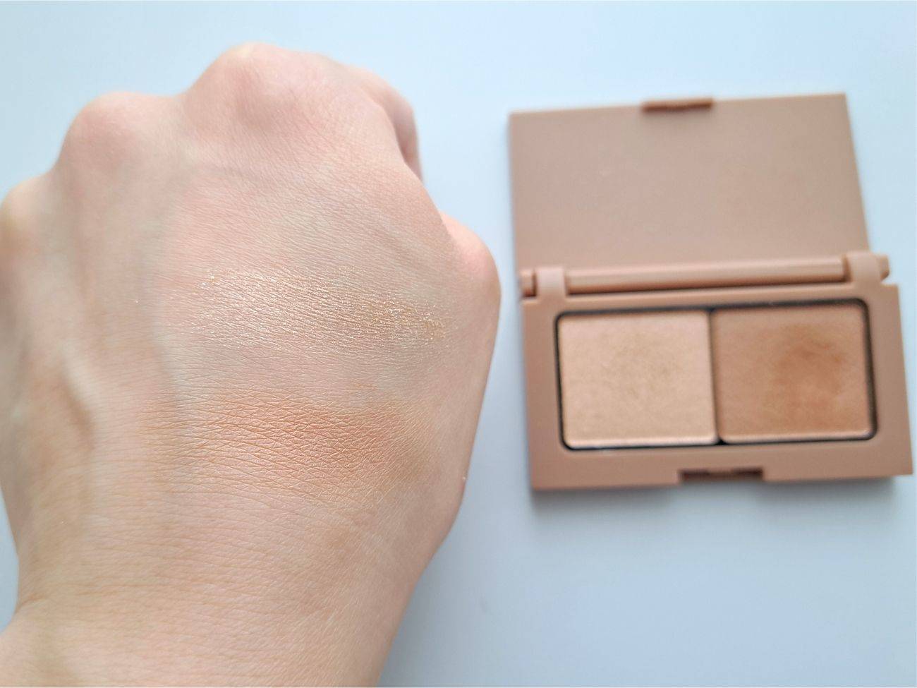 エテュセ アイエディション (カラーパレット) 19 フェイバリットベージュの手元スウォッチ