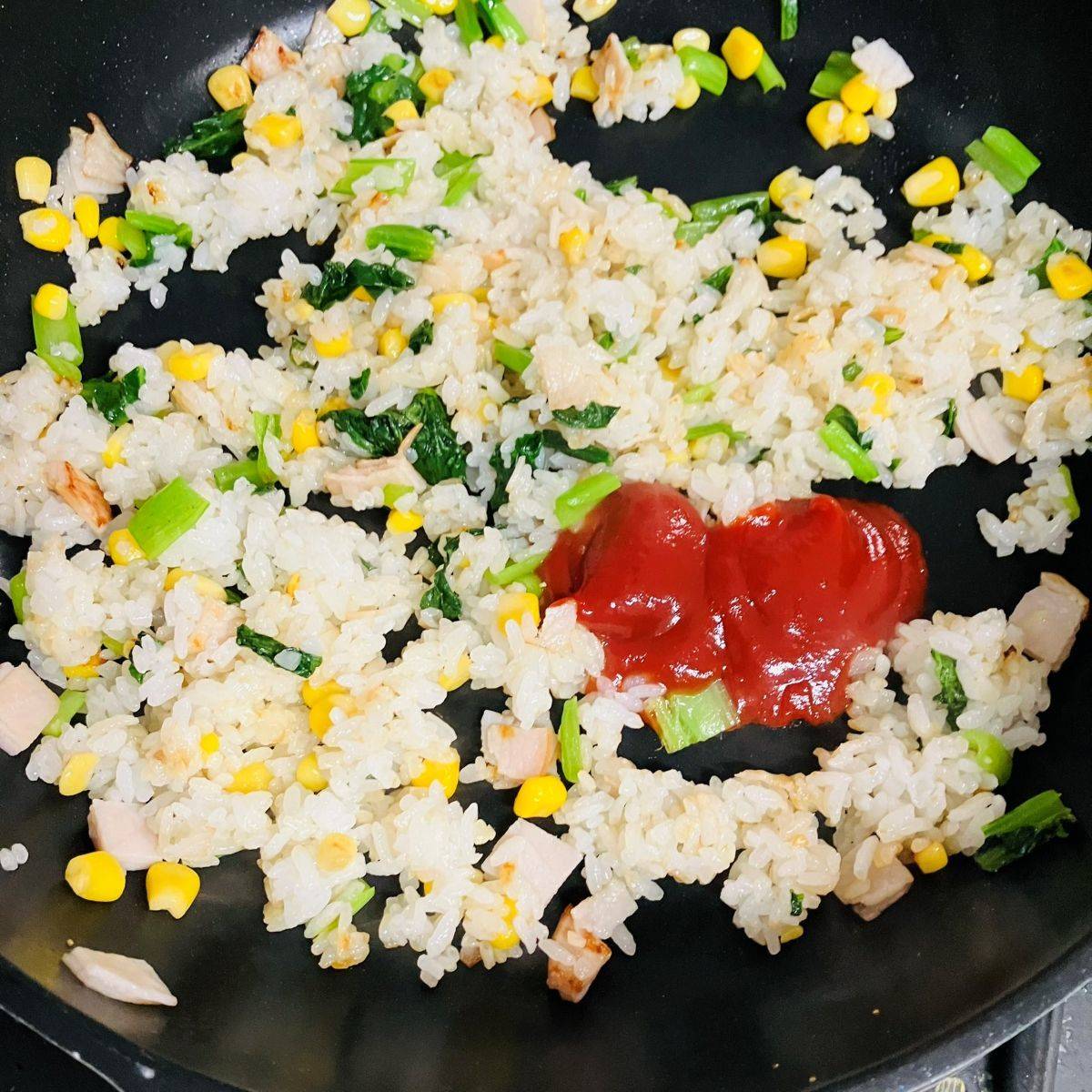 JAグループ公式の「小松菜とコーンのケチャップライス」のレシピ