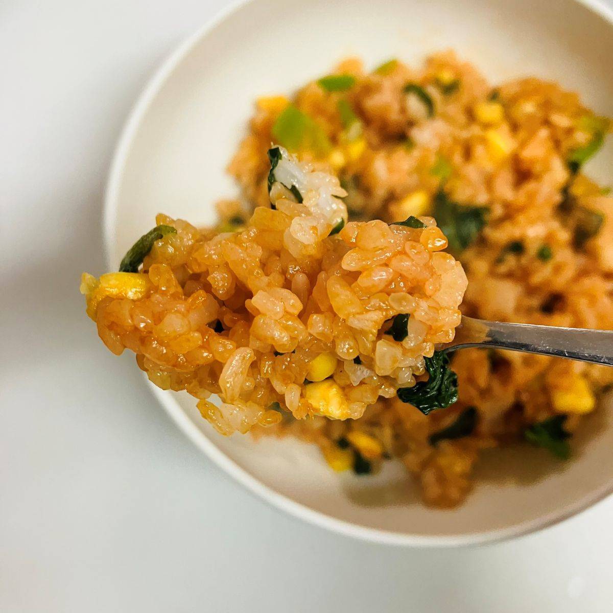 JAグループ公式の「小松菜とコーンのケチャップライス」のレシピ