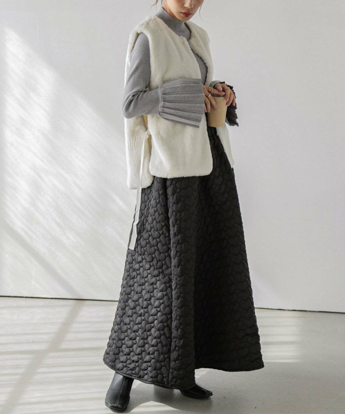 スカートコーデの女性