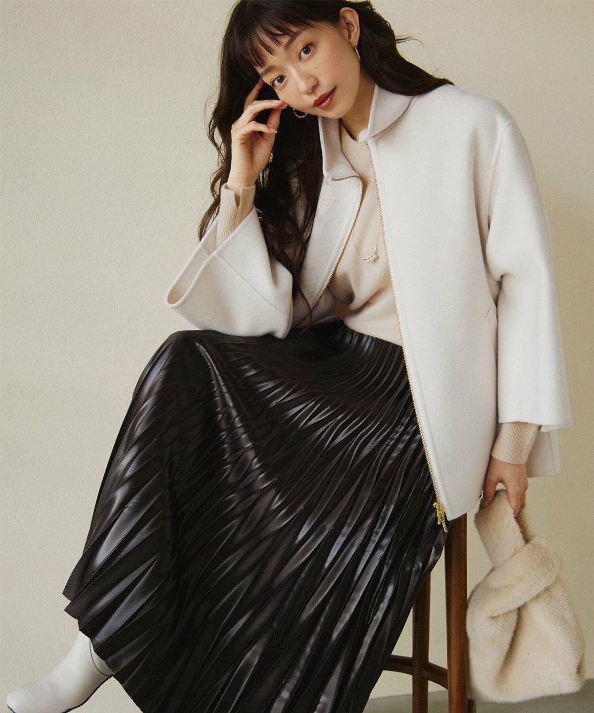 スカートコーデの女性