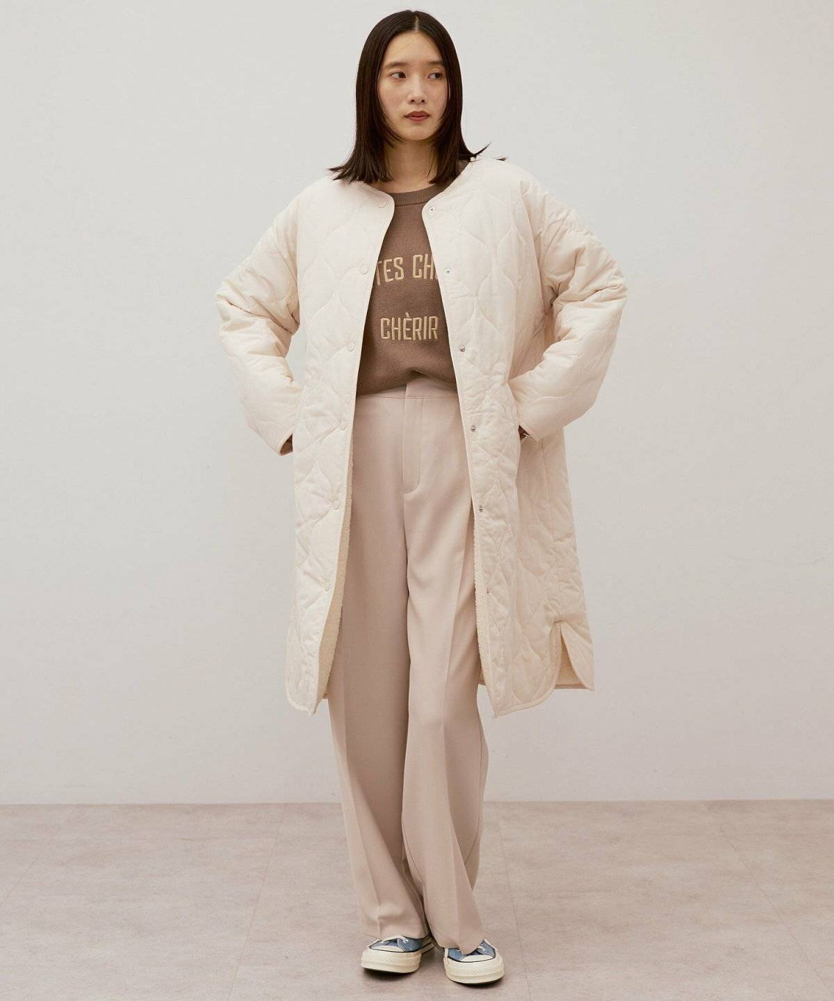 パンツコーデの女性