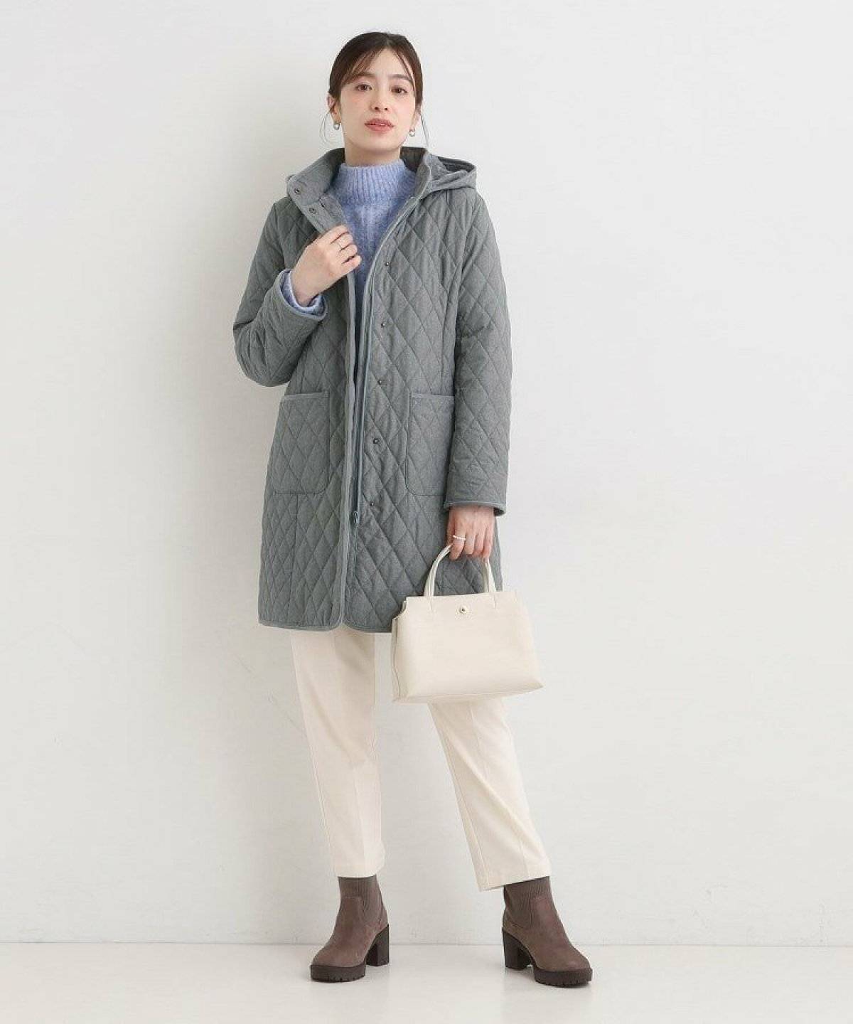 パンツコーデの女性