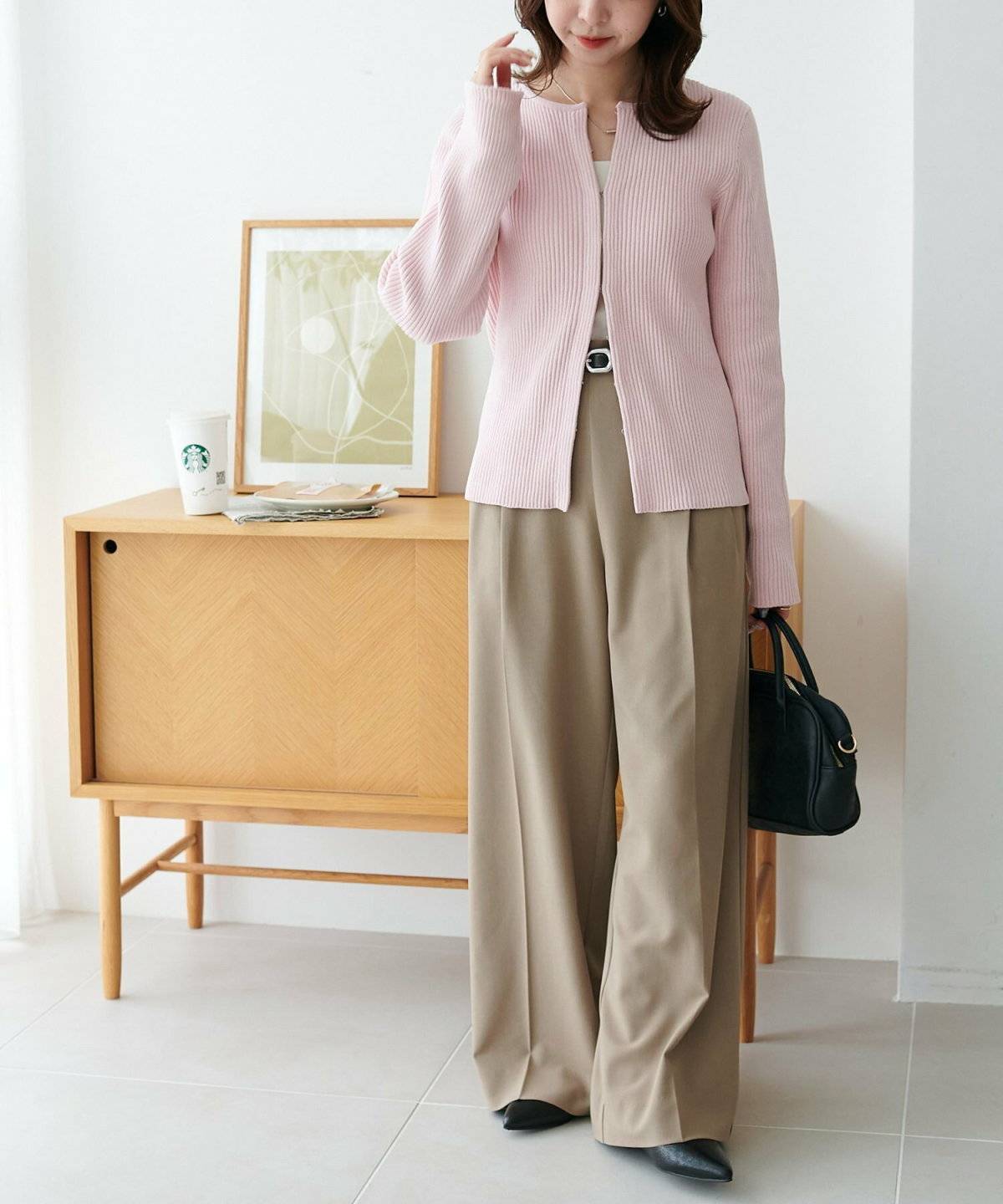 パンツコーデの女性