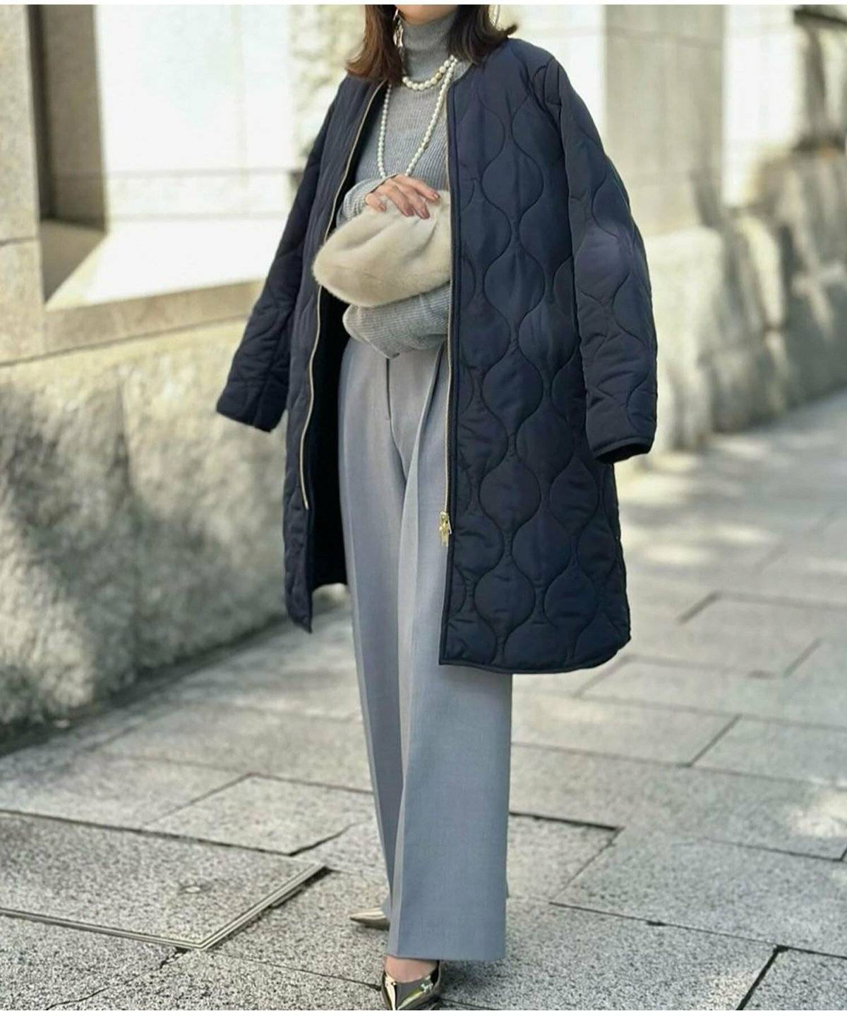 パンツコーデの女性