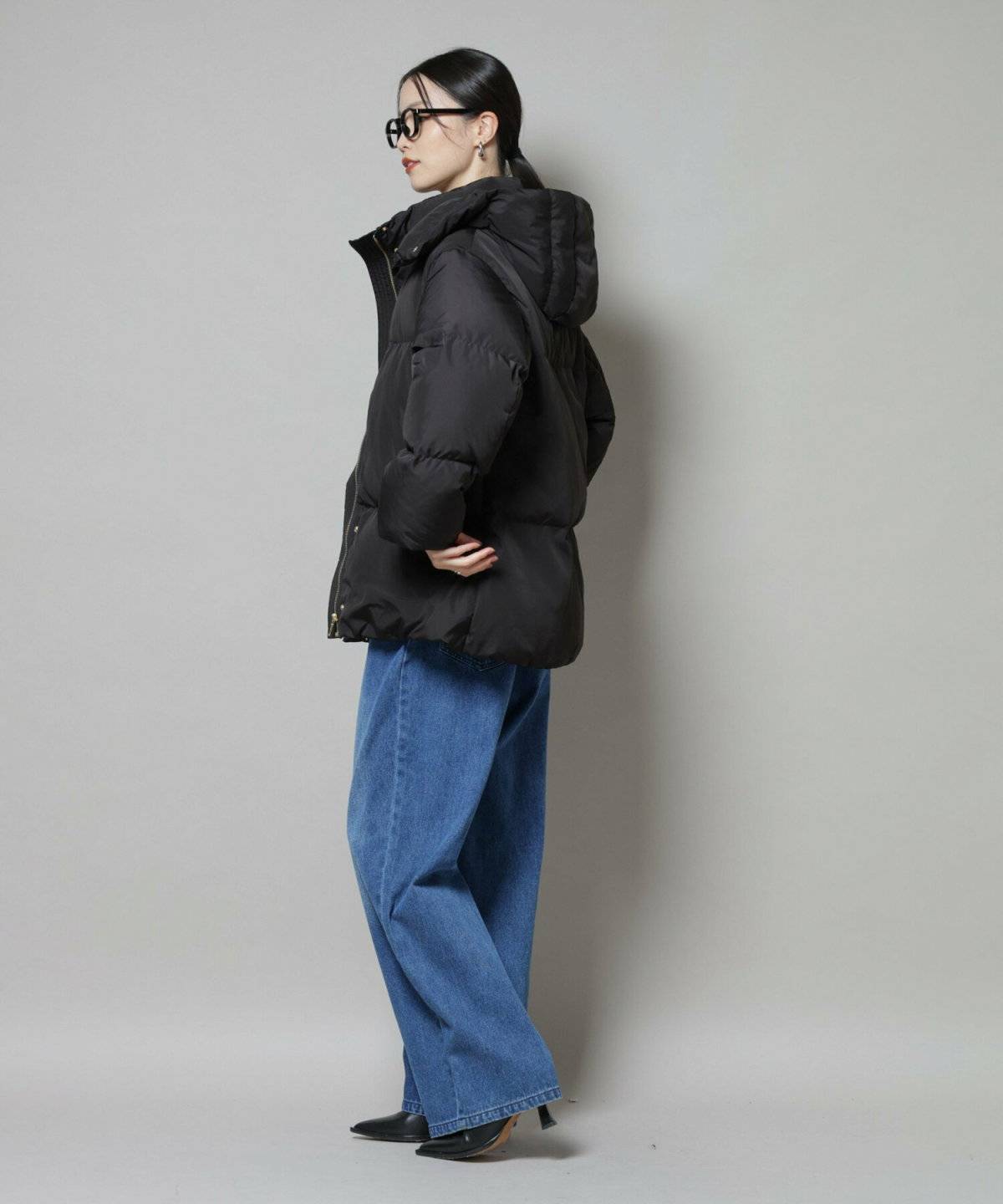 パンツコーデの女性