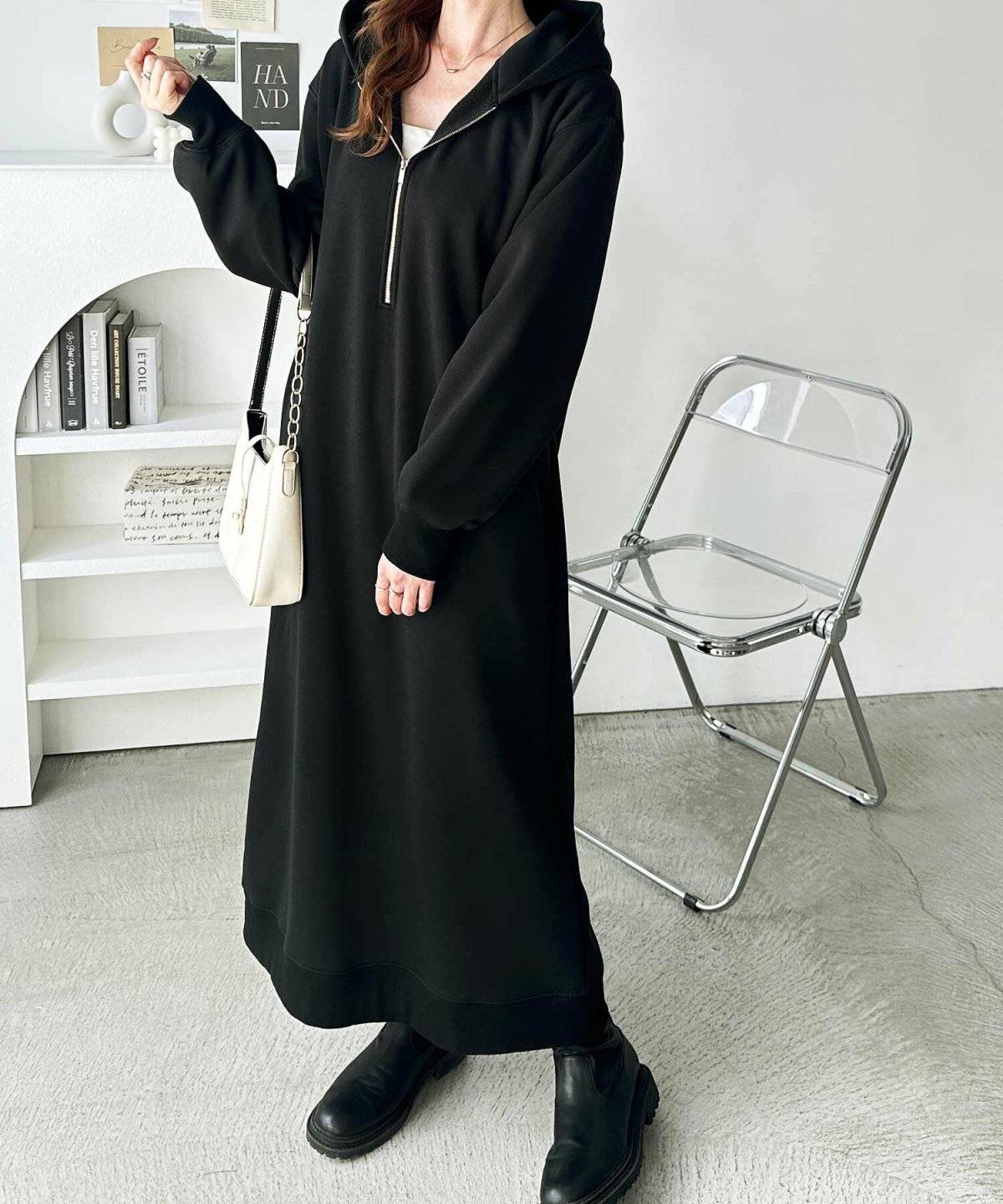 ワンピースコーデの女性