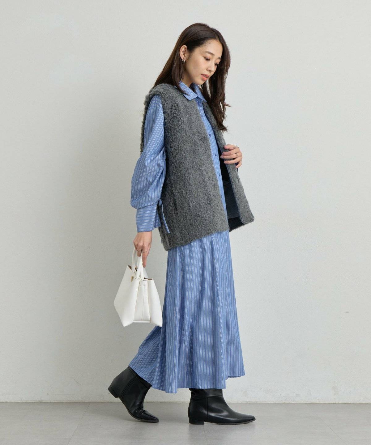 ワンピースコーデの女性