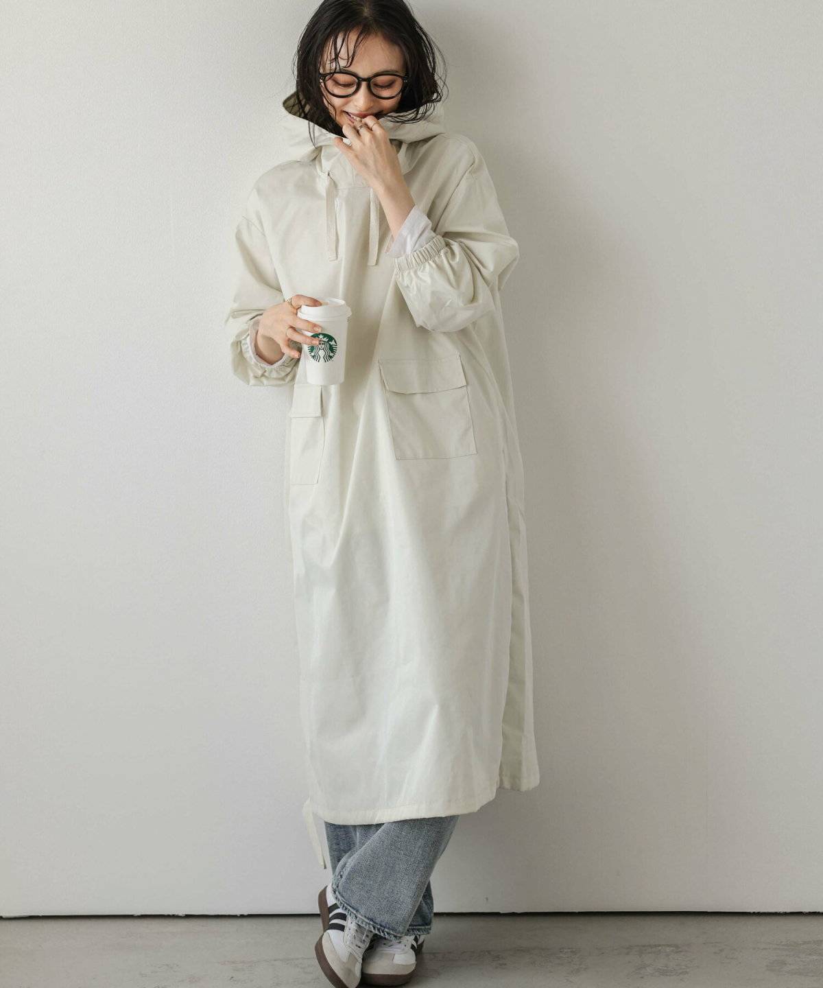 ワンピースコーデの女性