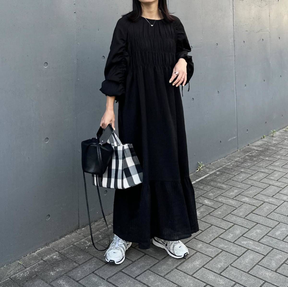 黒ワンピース×白スニーカー