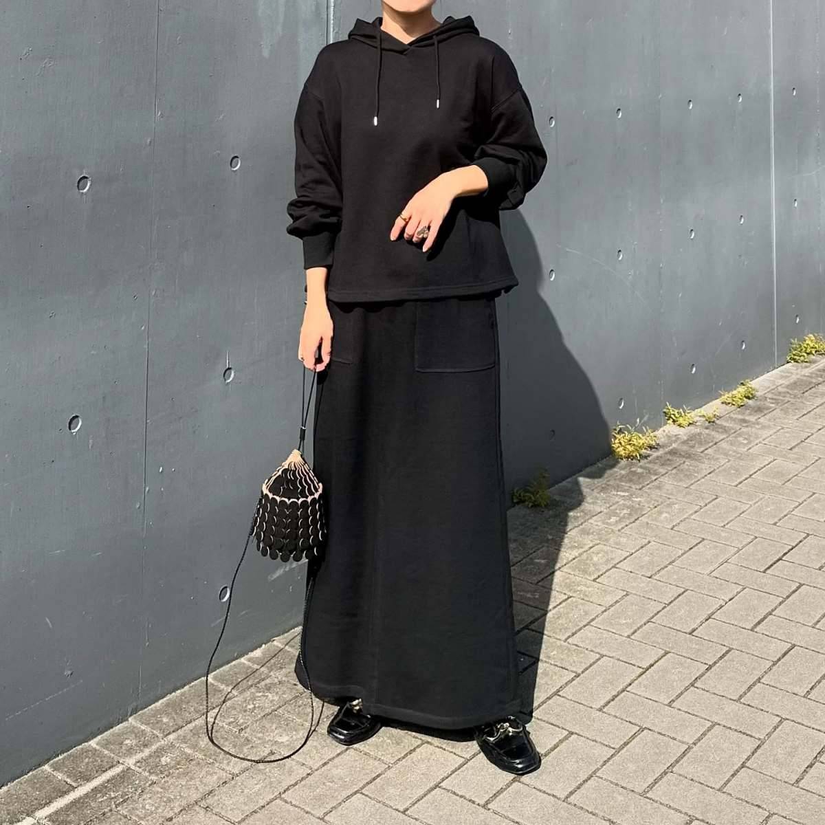 セットアップを着たオールブラックコーデ