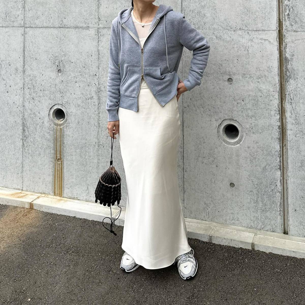 サテンスカートの上に羽織ったMIXコーデが◎