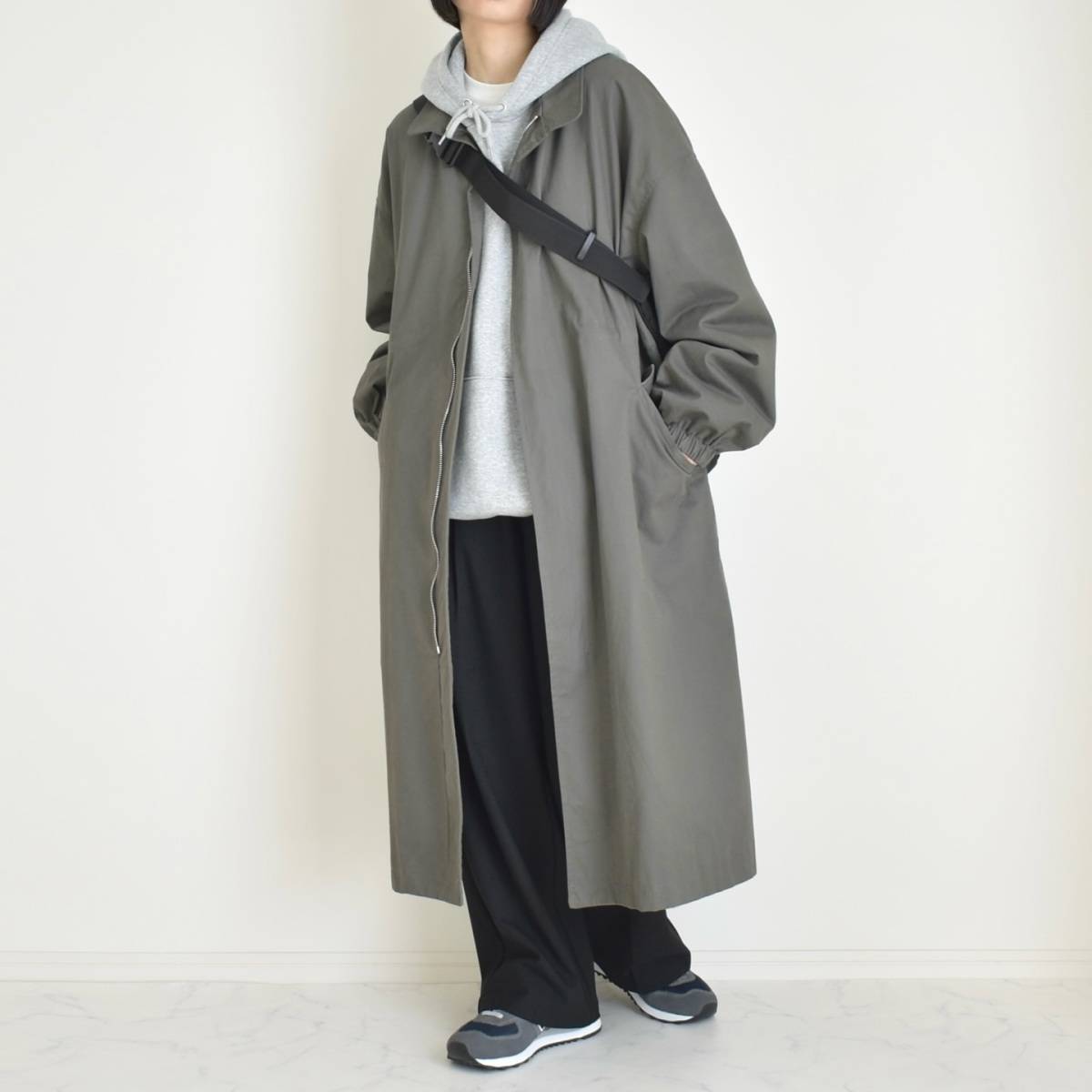 ロングコートの襟元からチラ見せ♡