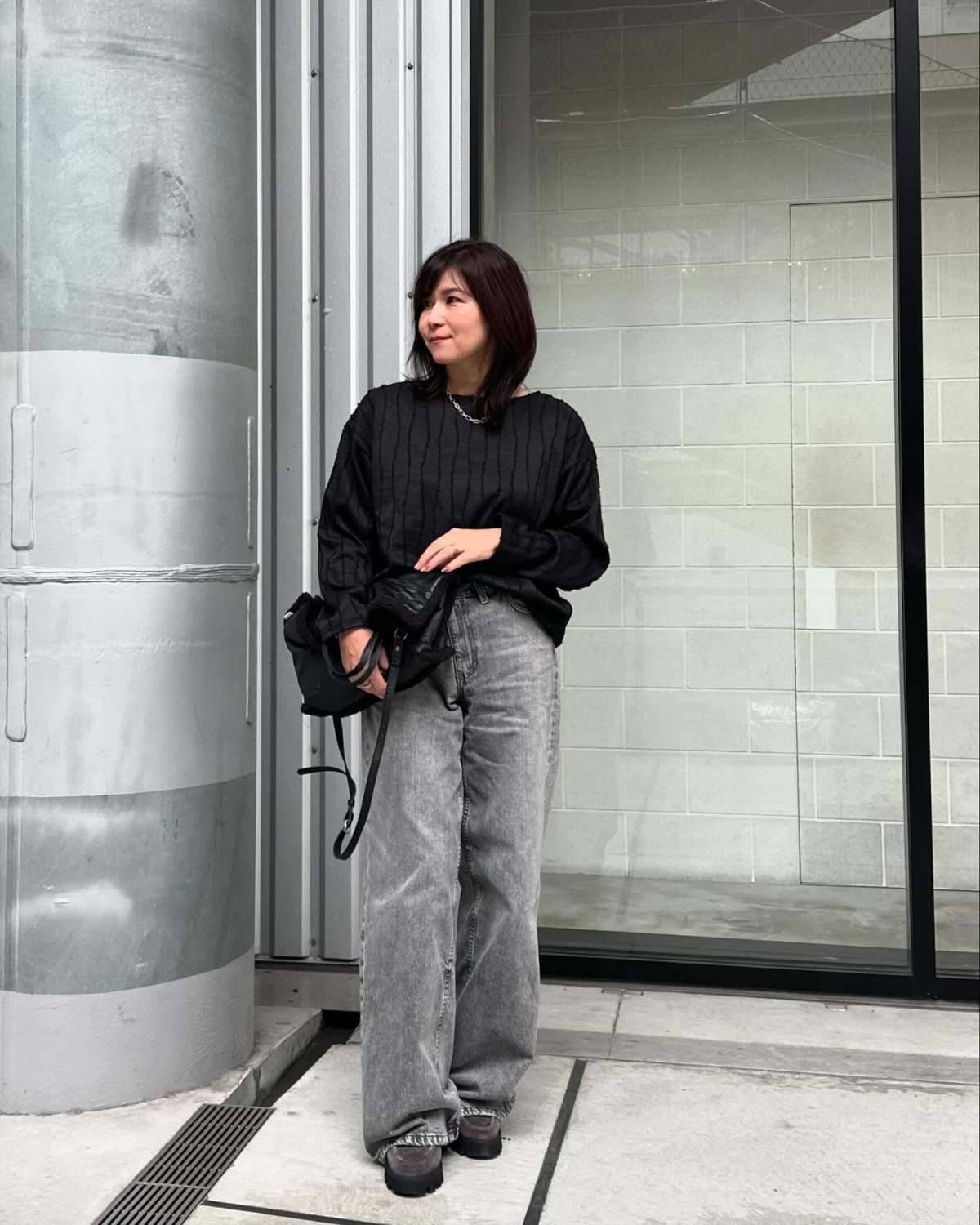 黒×グレーの濃色コーデ