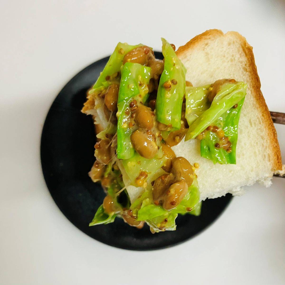 タカノフーズ公式の「キャベツ納豆 粒マスタード和え」のレシピ