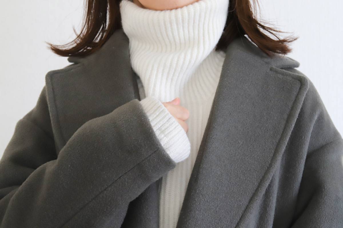 コートを着た女性