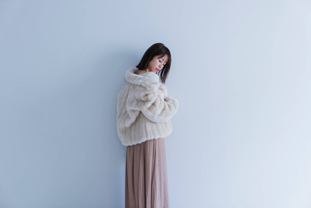 フェイクファーのジャケットを着た女性