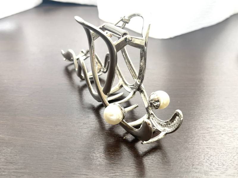 3COINSパール付きウネウネメタルバンズ置き画③