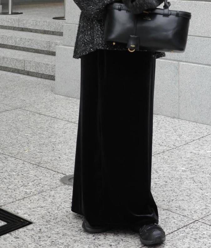 ベロア素材のタイトスカートコーデ