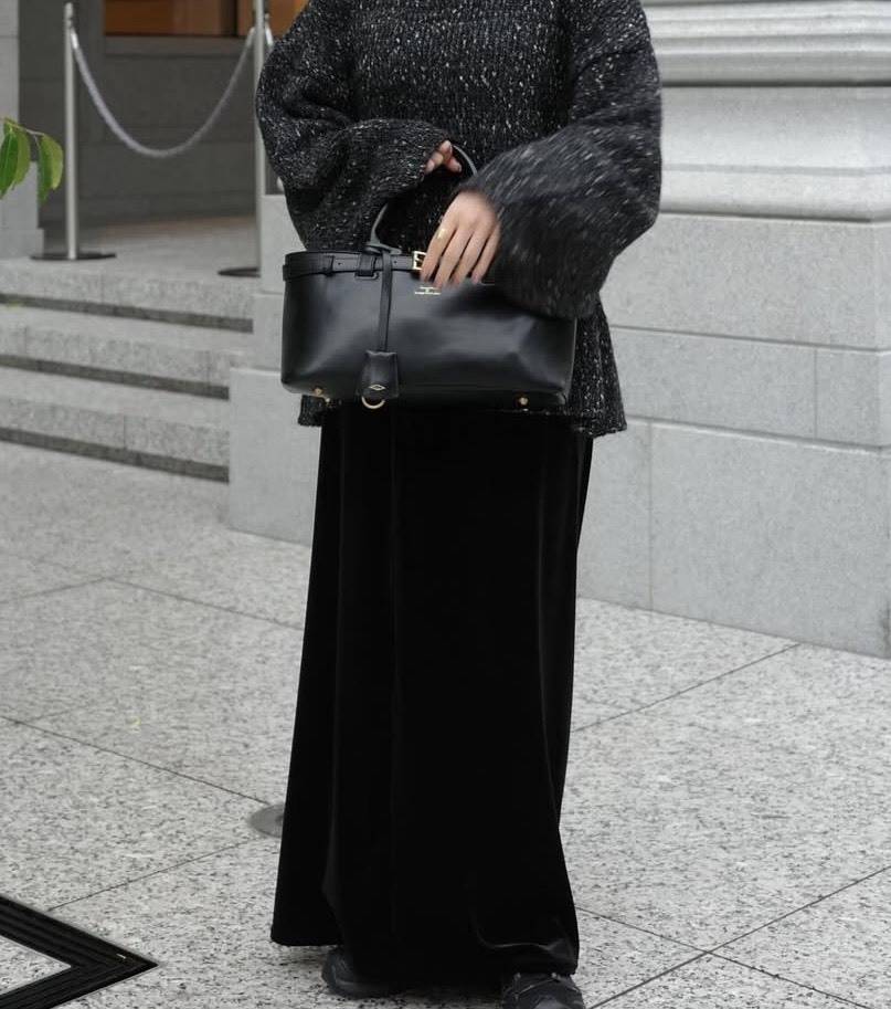 ベロア素材のタイトスカート