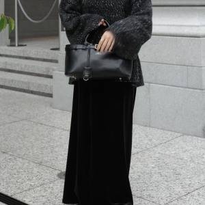 絶妙なラインが優秀。素材感で差がつく「ベロアタイトスカート」コーデ