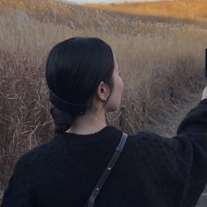 長く愛せるミニマルデザイン。上品モードな雰囲気へ「kou」のシンプルバレッタ