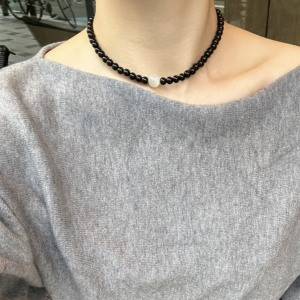 首元に飾りすぎない艶を添えて……。シンプル服がそっと上質になる「オニキス ネックレス」