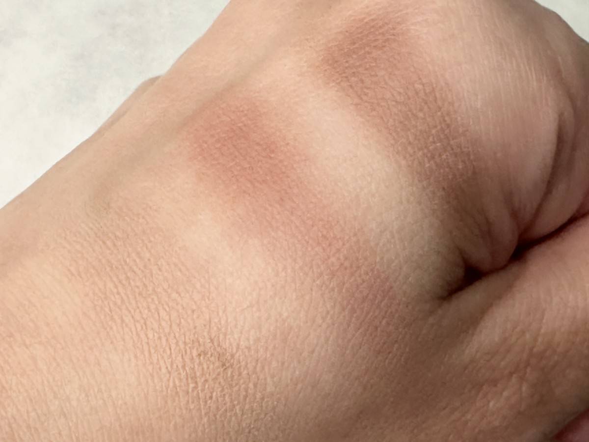 Enamor　イージーニュアンスアイブロウパウダー　02ピンクブラウンのスウォッチ画像