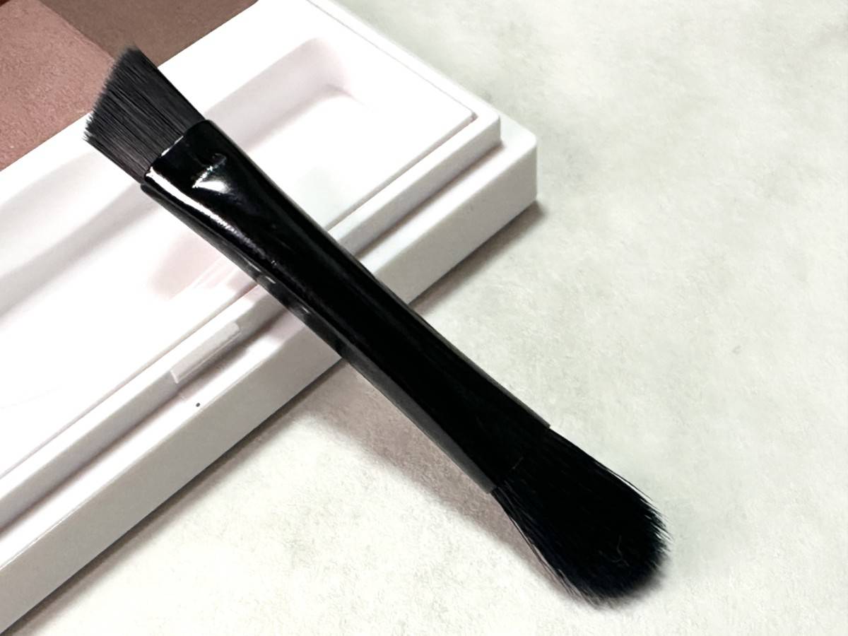 Enamor　イージーニュアンスアイブロウパウダーに入っているブラシ