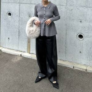  グレートップスに黒パンツを合わせた女性 