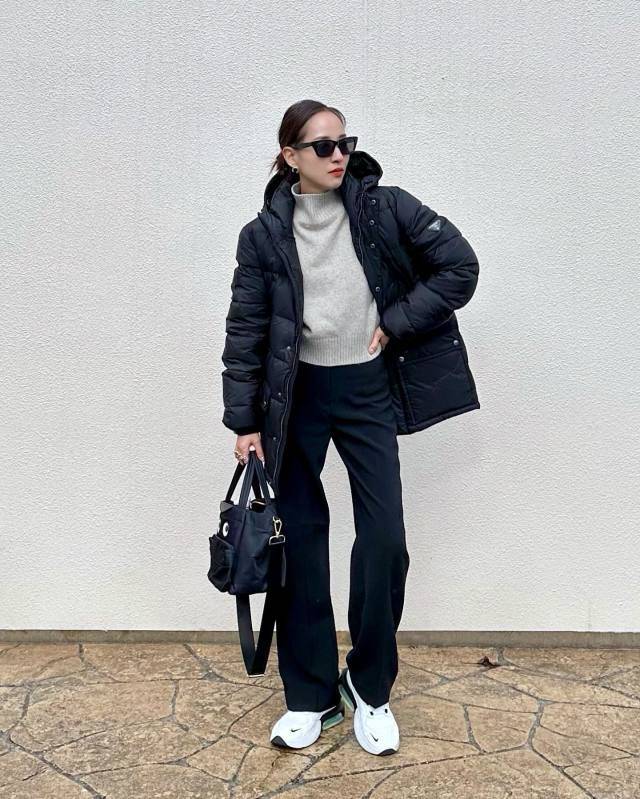 ブラックコーデに明るいカラーをきかせる！