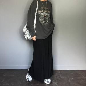  オールブラックコーデの女性 