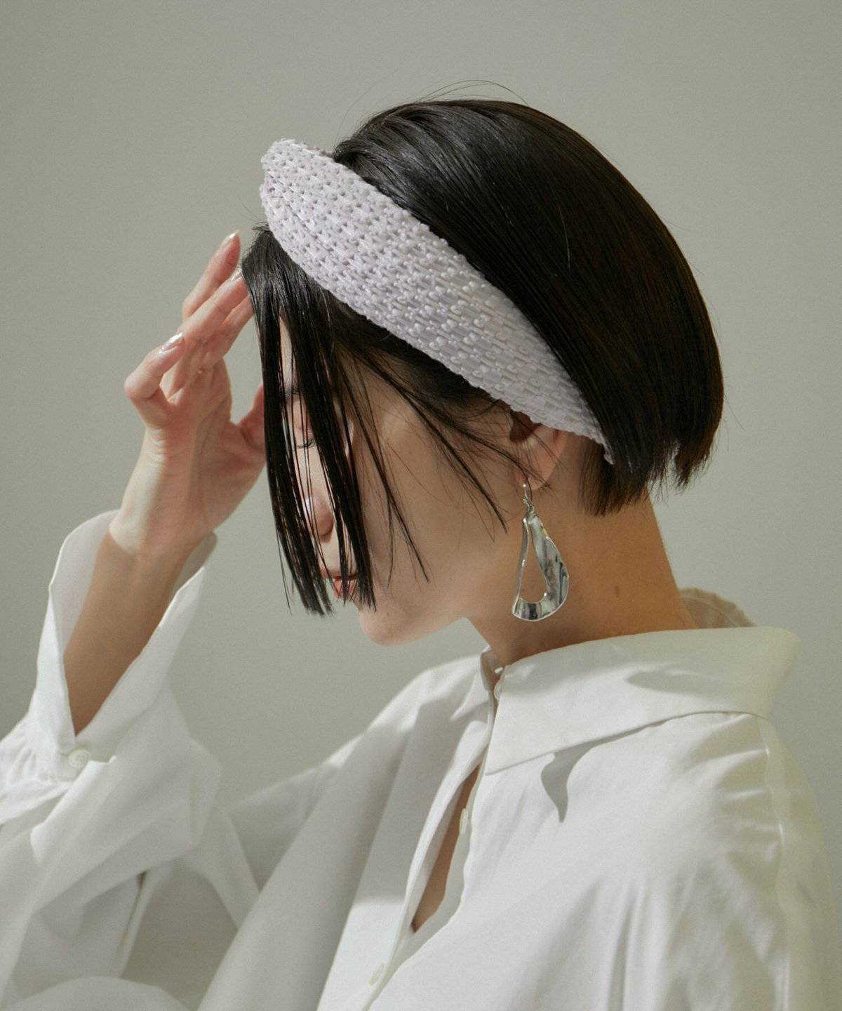 ヘアバンドをする女性