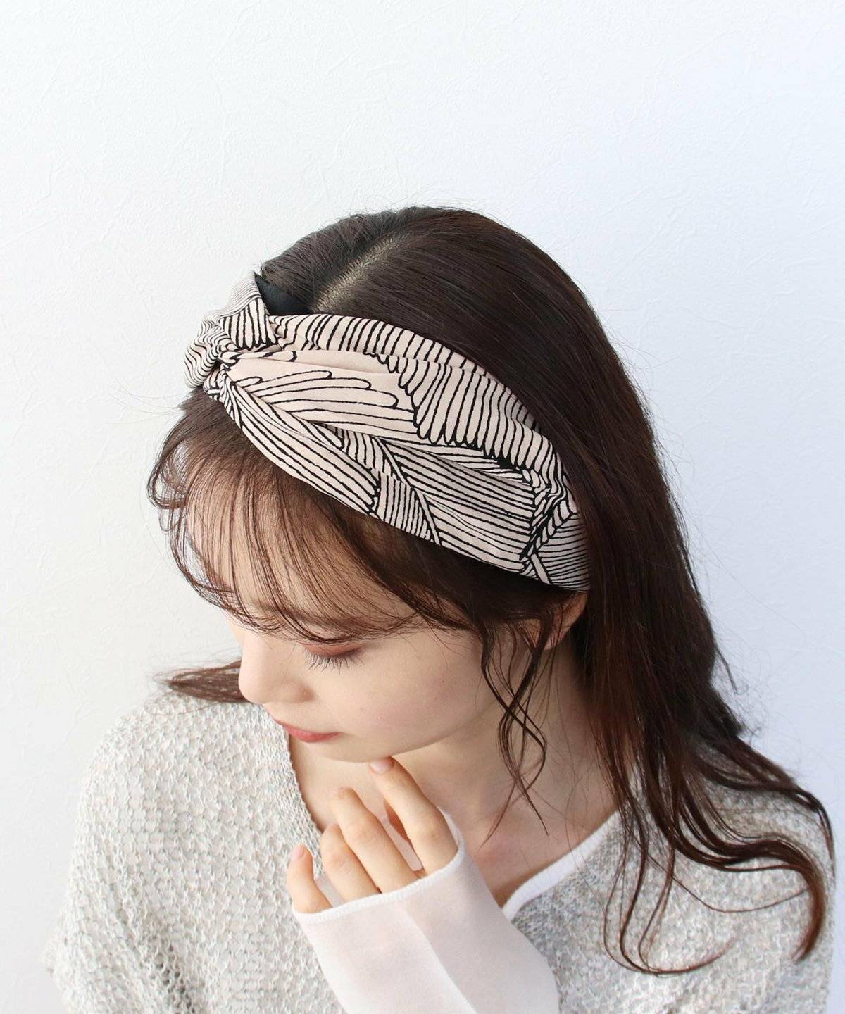 ヘアバンドをする女性