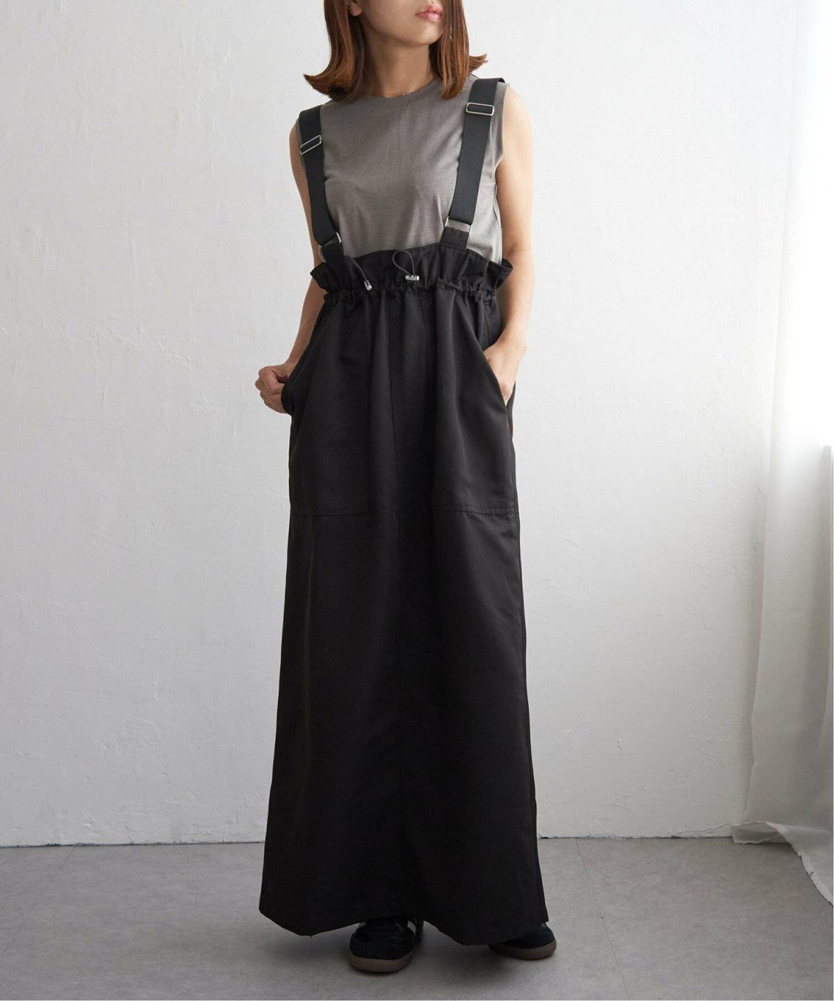 スカートコーデの女性