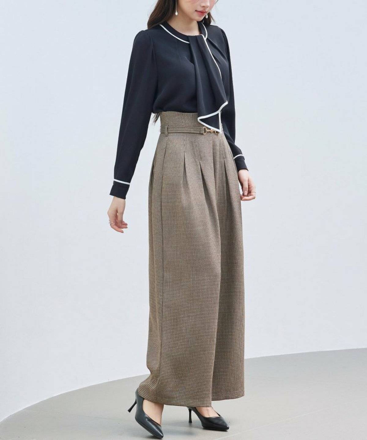 パンツコーデの女性