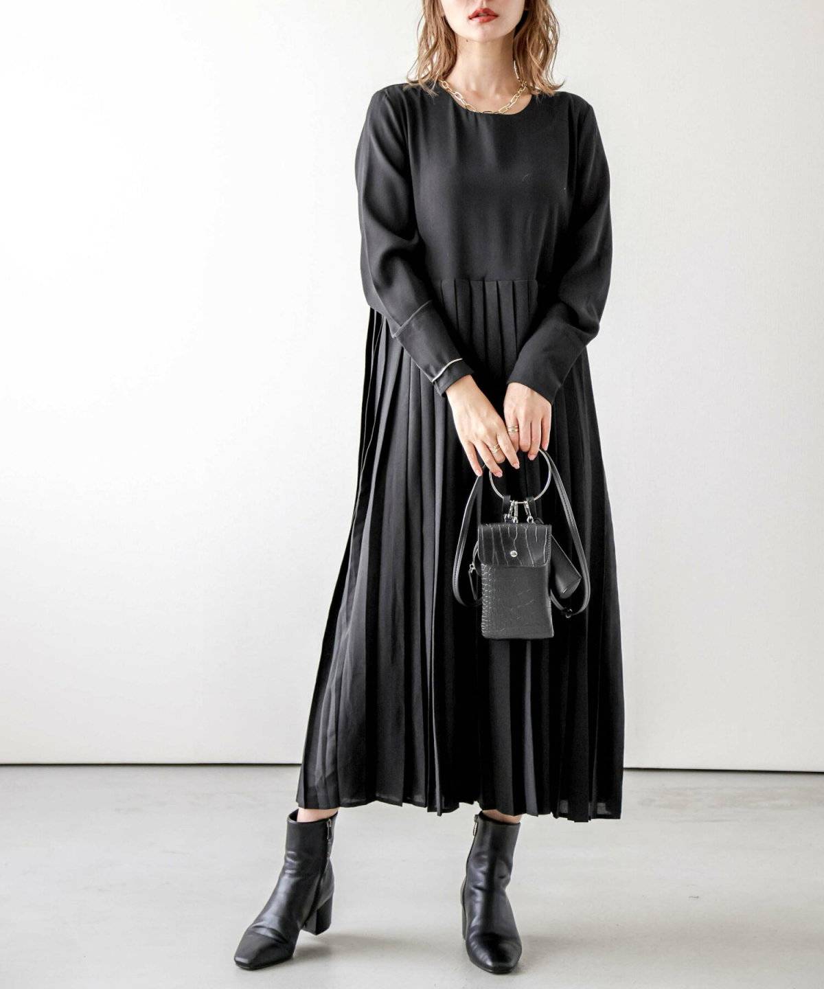 ワンピースコーデの女性