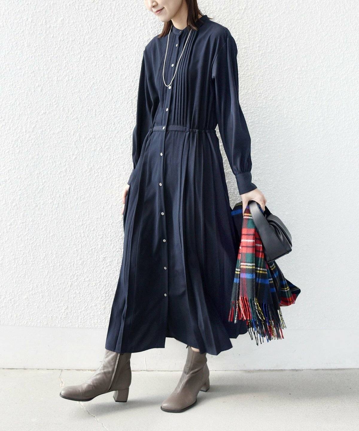 ワンピースコーデの女性