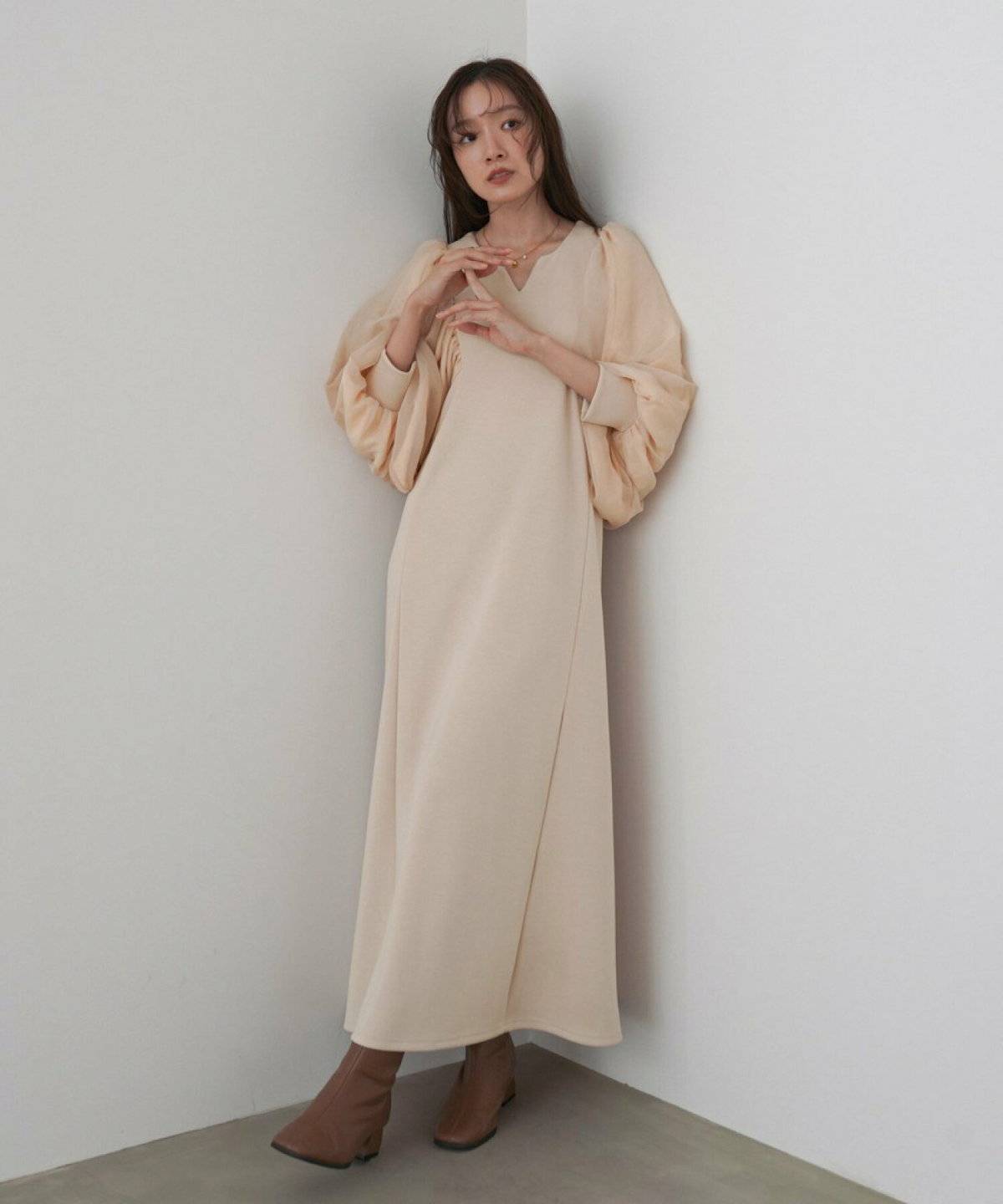 ワンピースコーデの女性