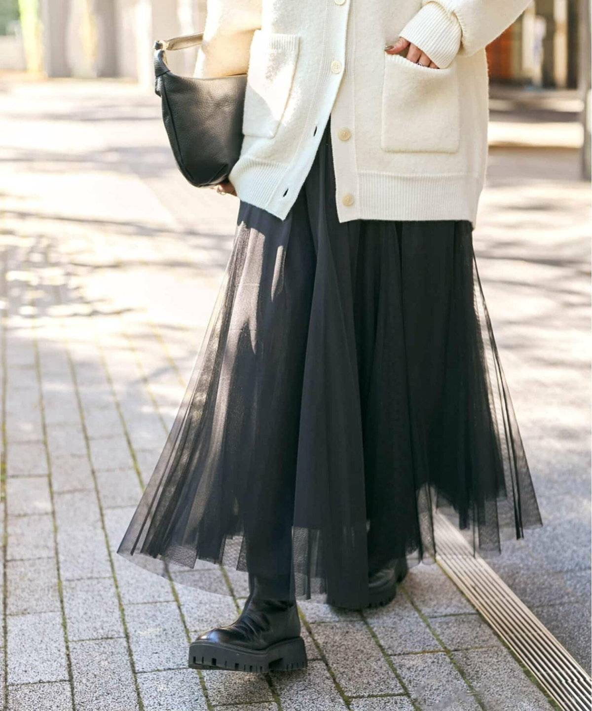 スカートを履いた女性