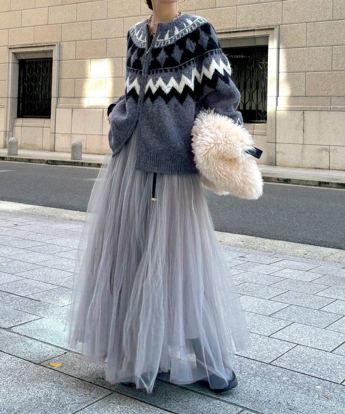 スカートを履いた女性