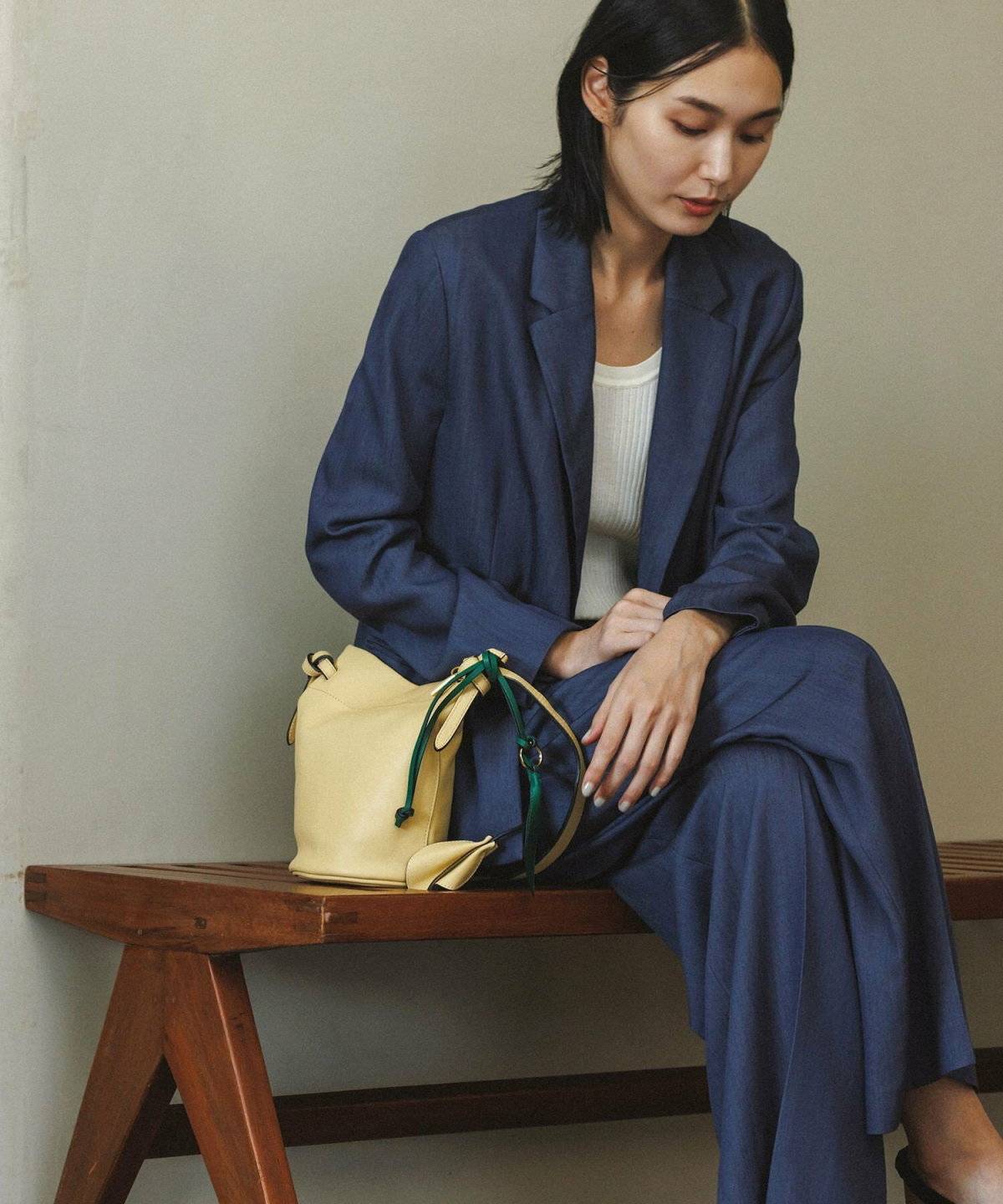 ネイビー×イエローバッグコーデ