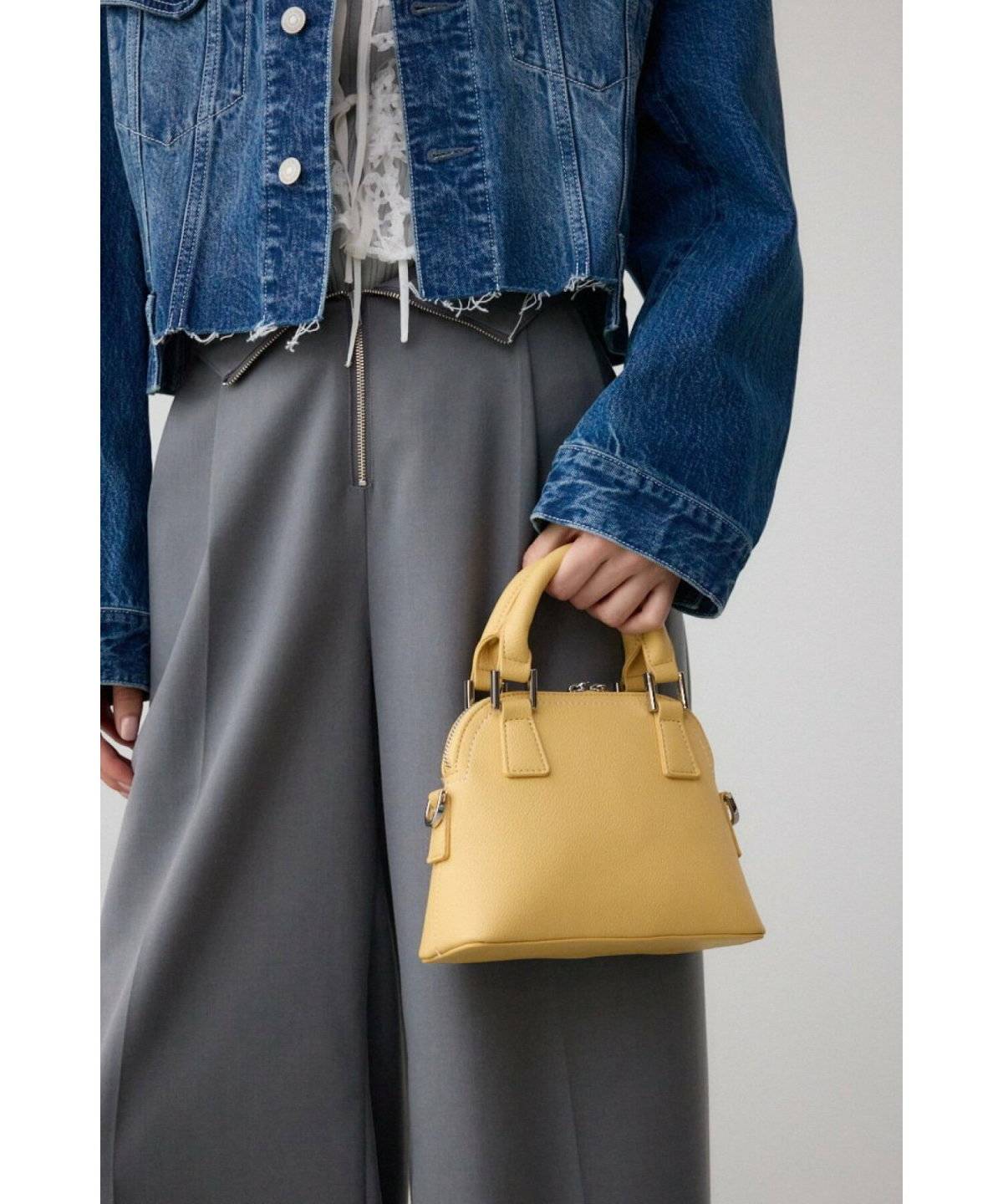 グレー×イエローバッグコーデ