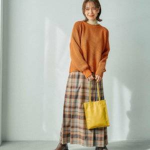  チェック柄スカートとイエローバッグを合わせたコーデ 