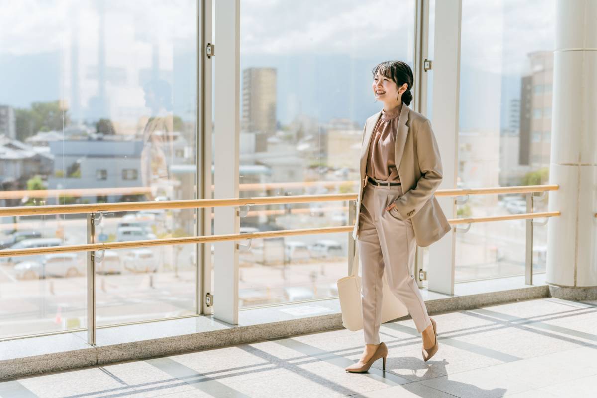 女性らしい服装の女性